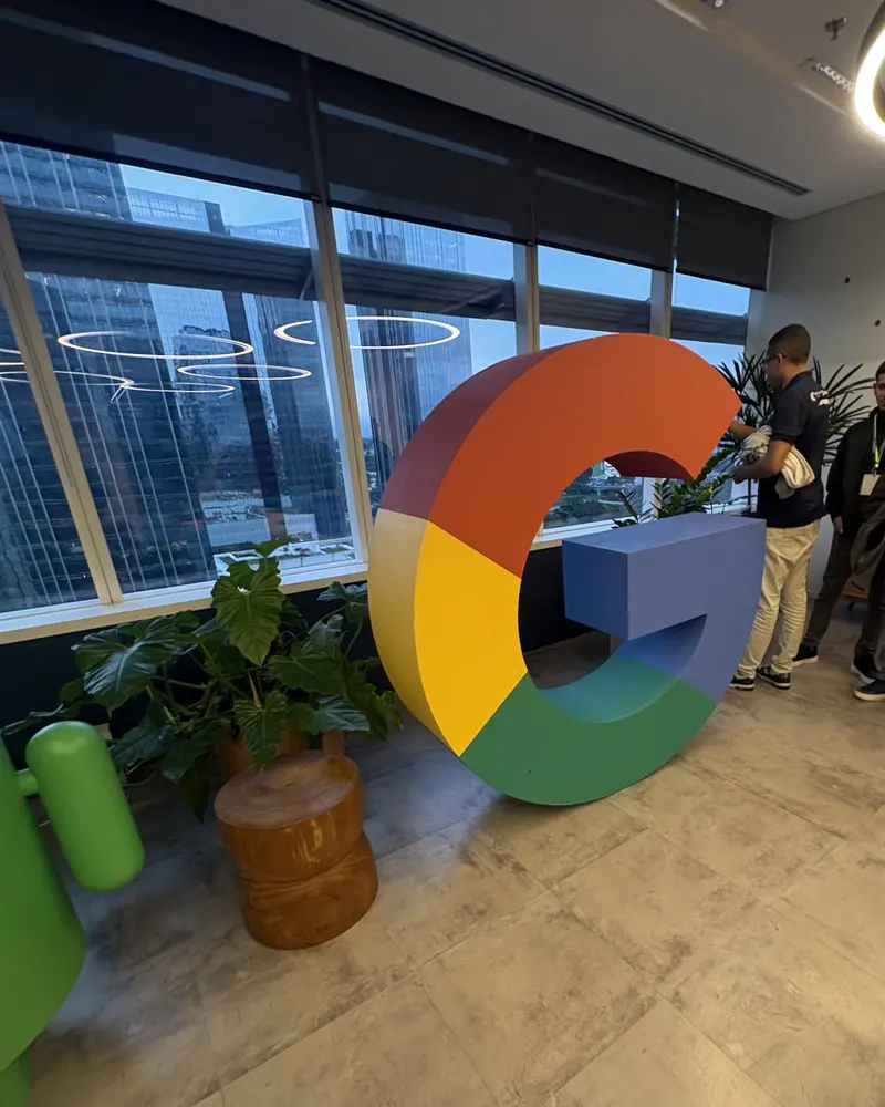 Letra G gigante com as cores do Google em um escritório com janelas de vidro, durante o Google Cloud Encounters